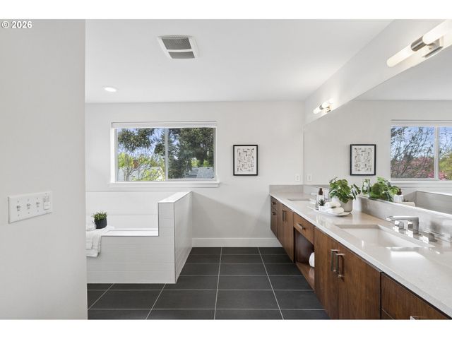 1525 Ne ROSA PARKS Way, Portland, OR 97221