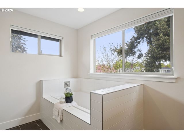 1525 Ne ROSA PARKS Way, Portland, OR 97221