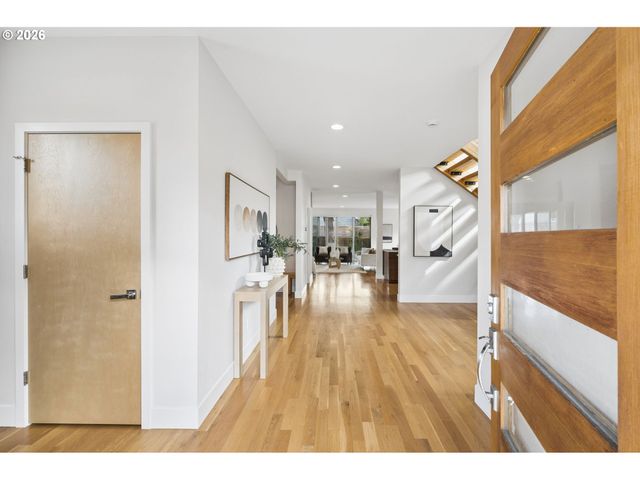 1525 Ne ROSA PARKS Way, Portland, OR 97221