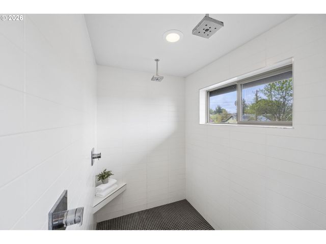 1525 Ne ROSA PARKS Way, Portland, OR 97221