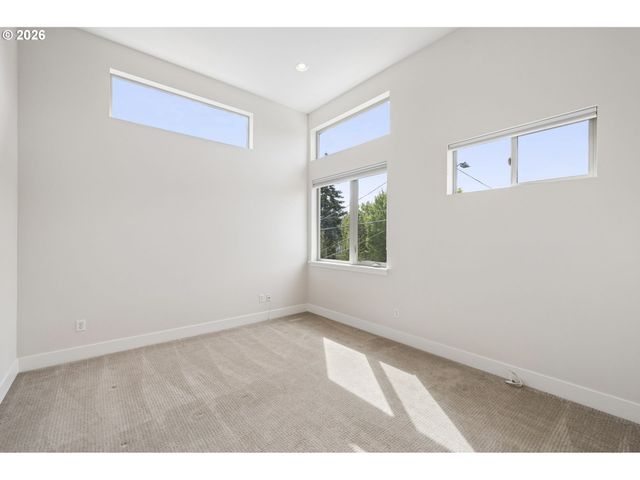 1525 Ne ROSA PARKS Way, Portland, OR 97221