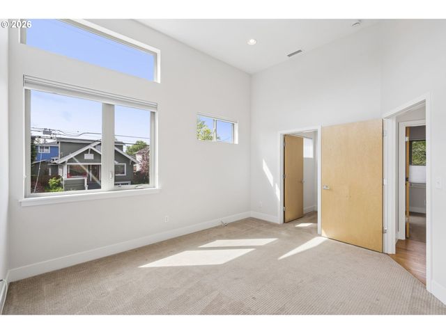 1525 Ne ROSA PARKS Way, Portland, OR 97221