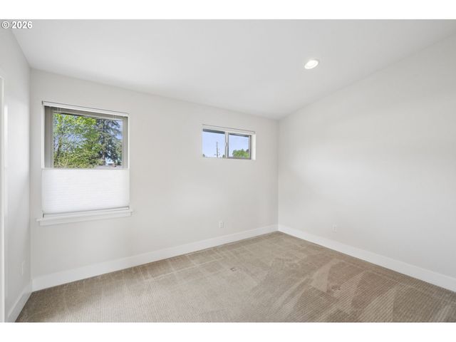 1525 Ne ROSA PARKS Way, Portland, OR 97221