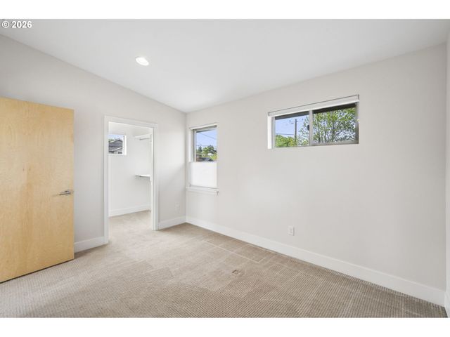 1525 Ne ROSA PARKS Way, Portland, OR 97221