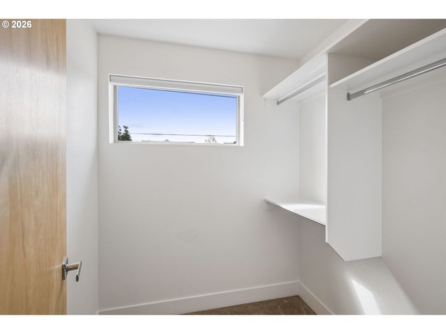 1525 Ne ROSA PARKS Way, Portland, OR 97221