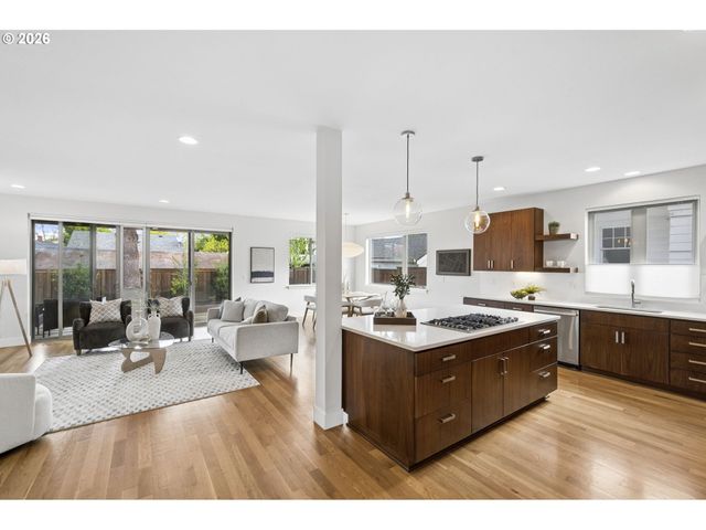 1525 Ne ROSA PARKS Way, Portland, OR 97221