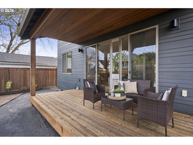 1525 Ne ROSA PARKS Way, Portland, OR 97221