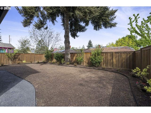 1525 Ne ROSA PARKS Way, Portland, OR 97221