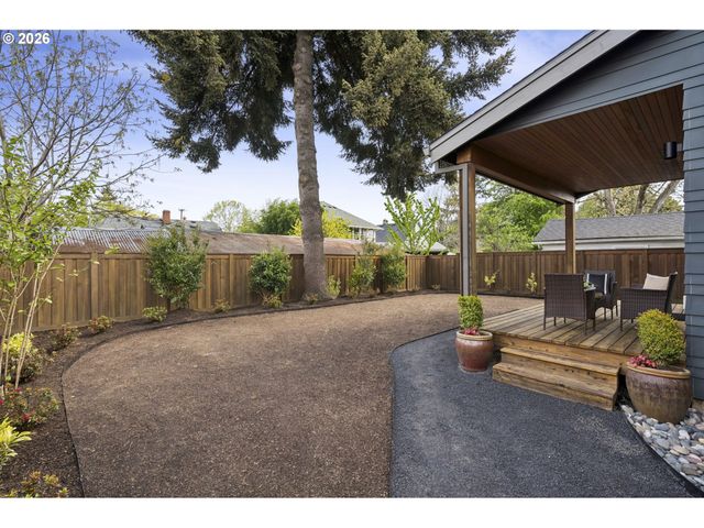 1525 Ne ROSA PARKS Way, Portland, OR 97221