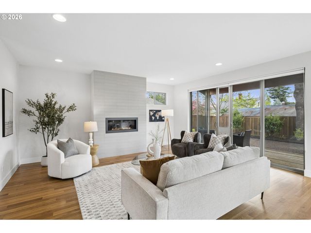 1525 Ne ROSA PARKS Way, Portland, OR 97221