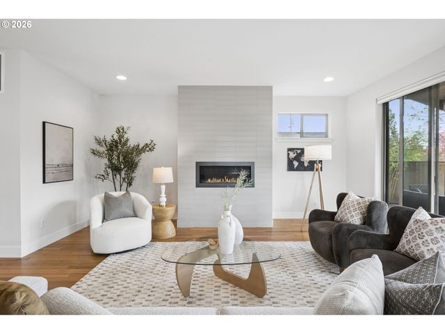 1525 Ne ROSA PARKS Way, Portland, OR 97221