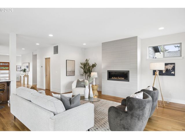 1525 Ne ROSA PARKS Way, Portland, OR 97221