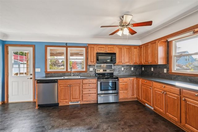 615 27th Street NW, Cedar Rapids, IA 52405