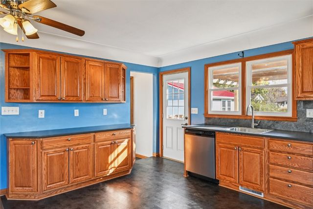 615 27th Street NW, Cedar Rapids, IA 52405