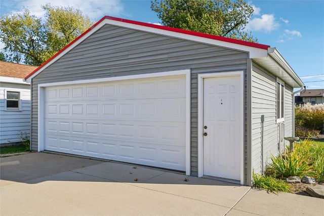 615 27th Street NW, Cedar Rapids, IA 52405