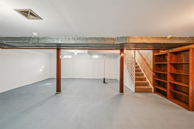 615 27th Street NW, Cedar Rapids, IA 52405