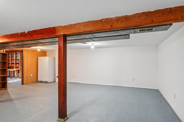 615 27th Street NW, Cedar Rapids, IA 52405