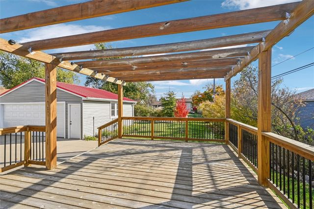 615 27th Street NW, Cedar Rapids, IA 52405