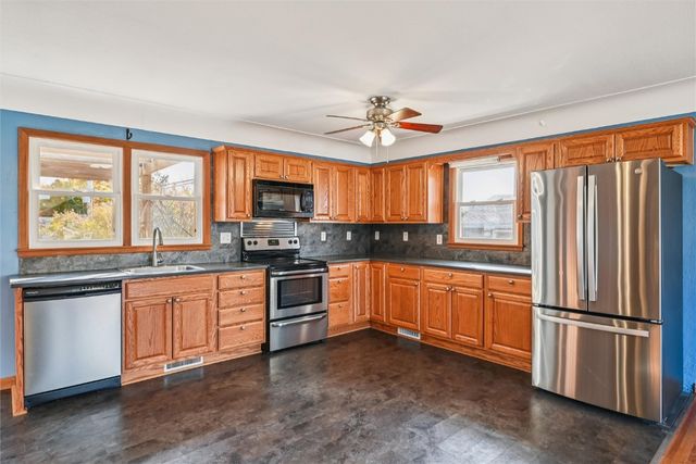 615 27th Street NW, Cedar Rapids, IA 52405