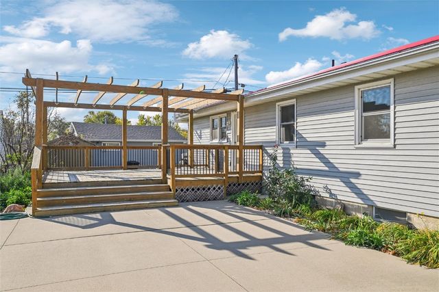 615 27th Street NW, Cedar Rapids, IA 52405