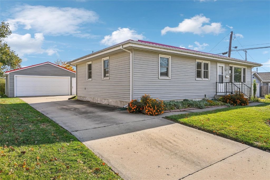 615 27th Street NW, Cedar Rapids, IA 52405