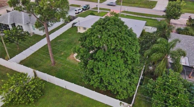 772 SE Thornhill Drive, Port St. Lucie, Port St Lucie, FL 34983
