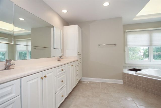 37 River Ridge Drive, Sleepy Hollow, IL 60118