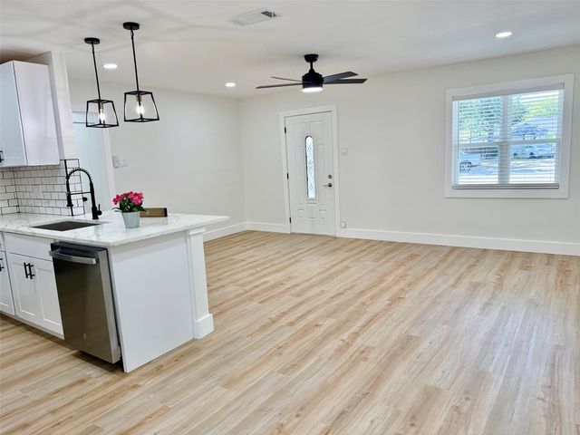 633 Cimarron Trace, Grand Prairie, TX 75051