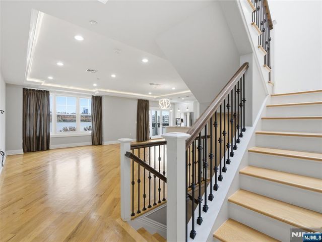 32 Marquis Court, Edgewater, NJ 07020