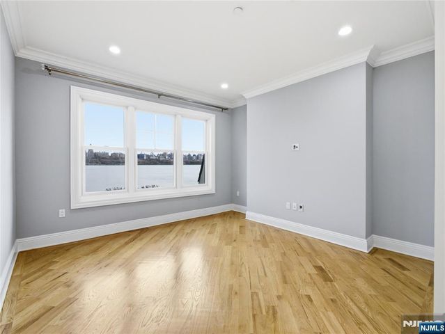 32 Marquis Court, Edgewater, NJ 07020