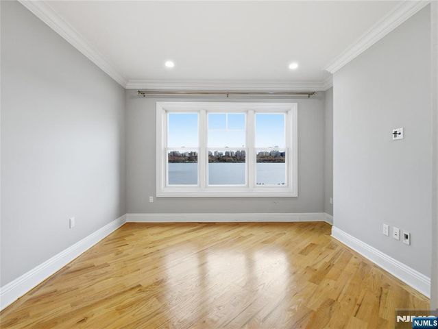 32 Marquis Court, Edgewater, NJ 07020