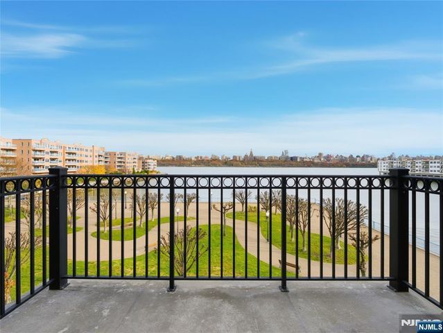 32 Marquis Court, Edgewater, NJ 07020