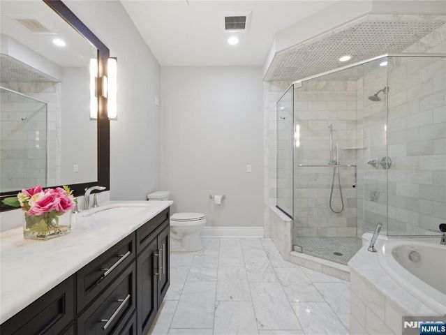 32 Marquis Court, Edgewater, NJ 07020