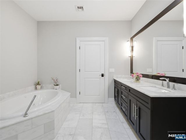 32 Marquis Court, Edgewater, NJ 07020