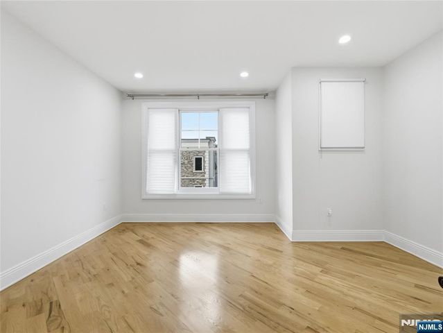 32 Marquis Court, Edgewater, NJ 07020