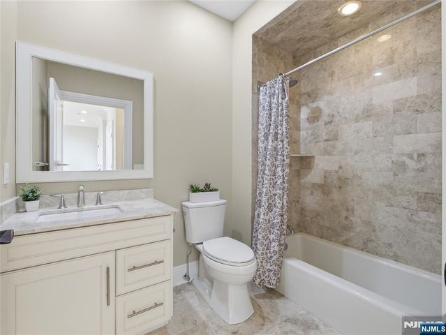 32 Marquis Court, Edgewater, NJ 07020