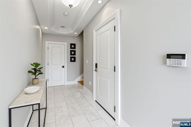 32 Marquis Court, Edgewater, NJ 07020