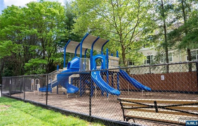 32 Marquis Court, Edgewater, NJ 07020