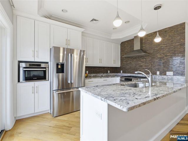 32 Marquis Court, Edgewater, NJ 07020