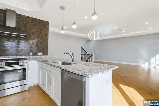 32 Marquis Court, Edgewater, NJ 07020