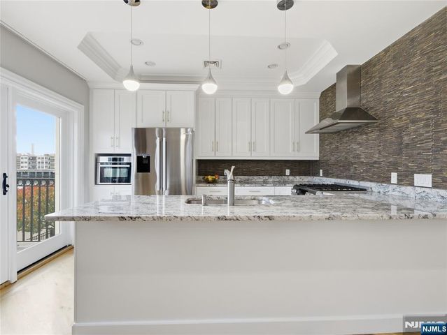 32 Marquis Court, Edgewater, NJ 07020