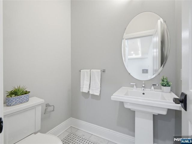 32 Marquis Court, Edgewater, NJ 07020