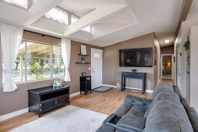 5660 William Ln, Lincoln, CA 95648