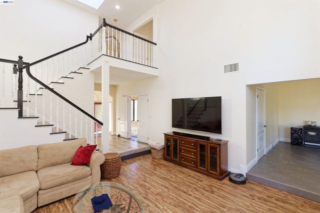 4903 Stoneridge Ct, Oakland, CA 94605