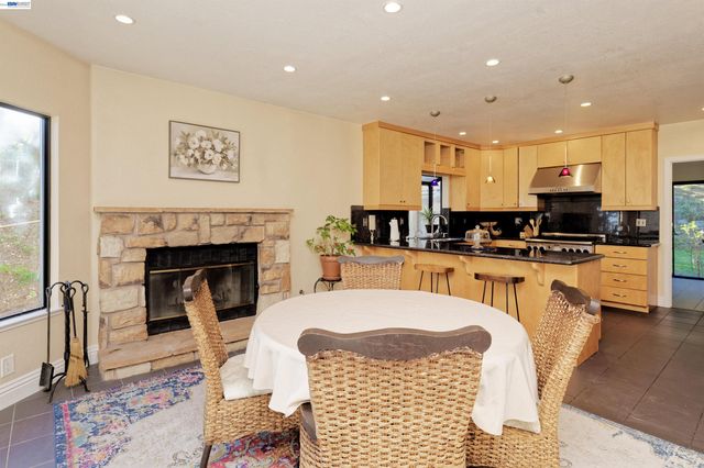 4903 Stoneridge Ct, Oakland, CA 94605