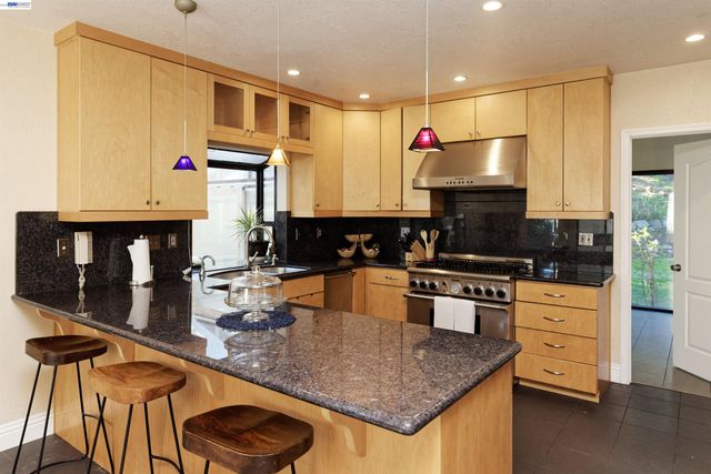 4903 Stoneridge Ct, Oakland, CA 94605