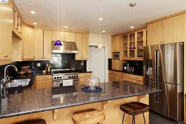 4903 Stoneridge Ct, Oakland, CA 94605