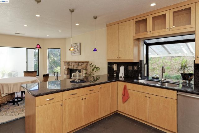 4903 Stoneridge Ct, Oakland, CA 94605