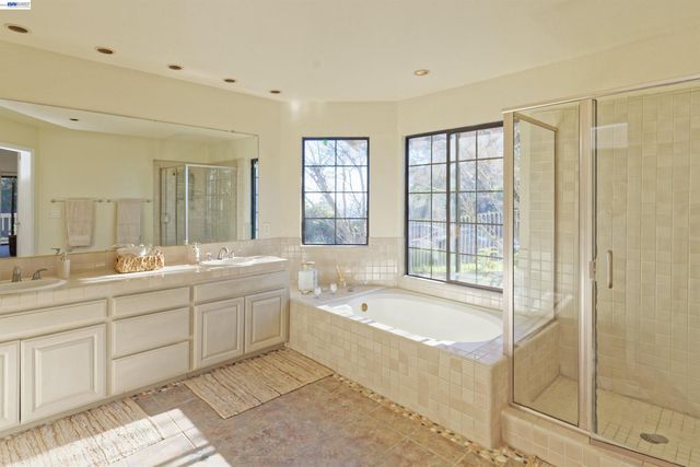 4903 Stoneridge Ct, Oakland, CA 94605