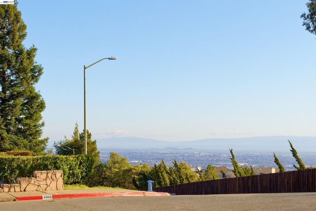 4903 Stoneridge Ct, Oakland, CA 94605